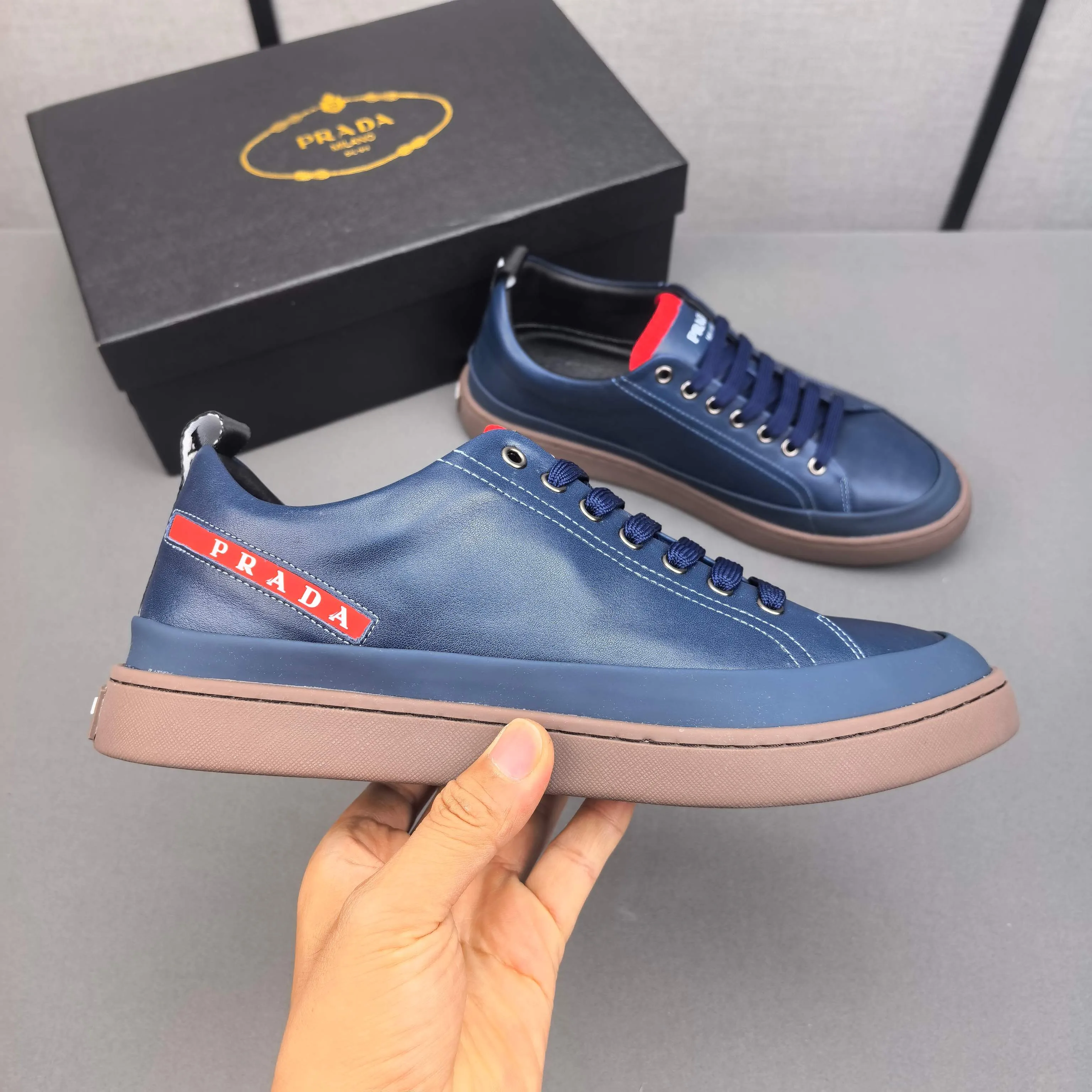 PP400👟👟👟Prada set off the audience! Prada, an international brand that is constantly innovating, this men's casual shoe, the original version, made of cowhide leather at a ratio of one to one at the store, with leather feet and rubber non-slip outsole, breathable and comfortable, quality speaks for itself👄38-44